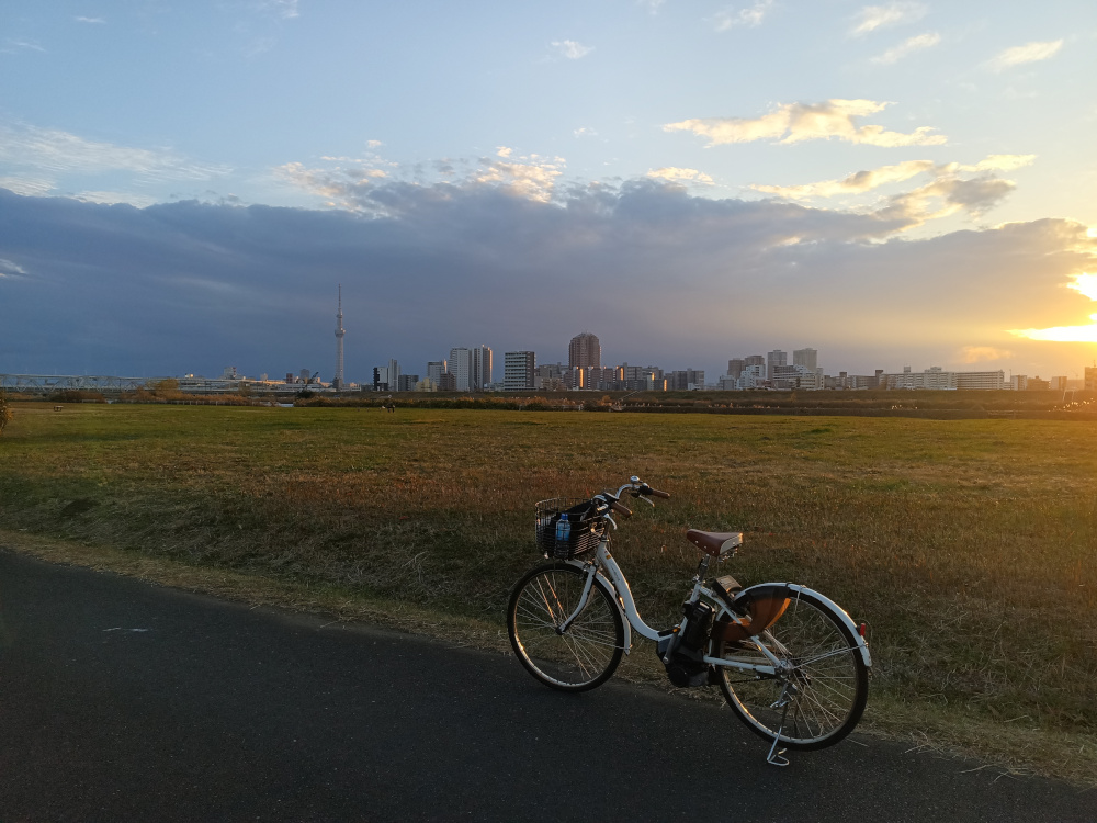 夕日とスカイツリーと愛車