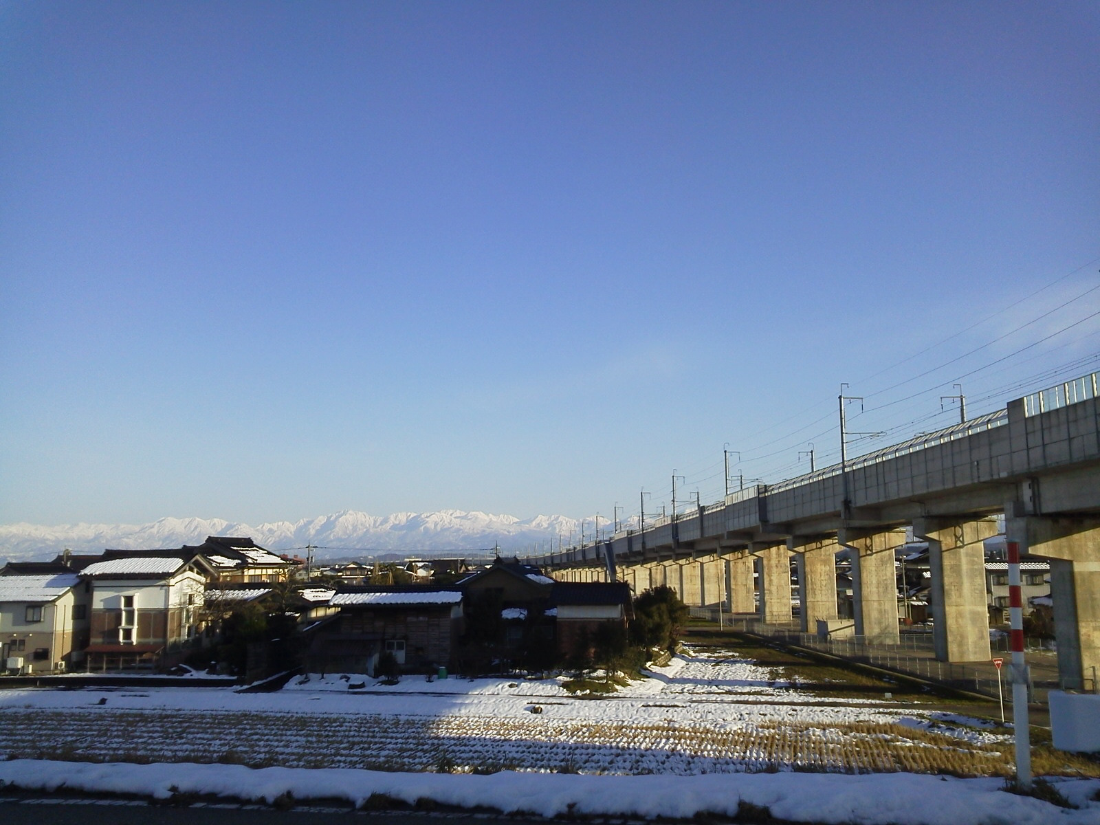 立山連峰と北陸新幹線