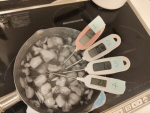 冷水につかった4本の温度計